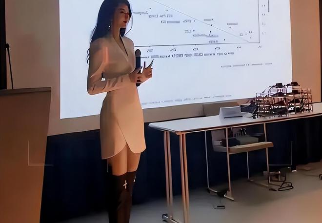 OB视讯上海高校女教员因颜值和身段火了遭家上进击网友吐槽像师媛(图2)